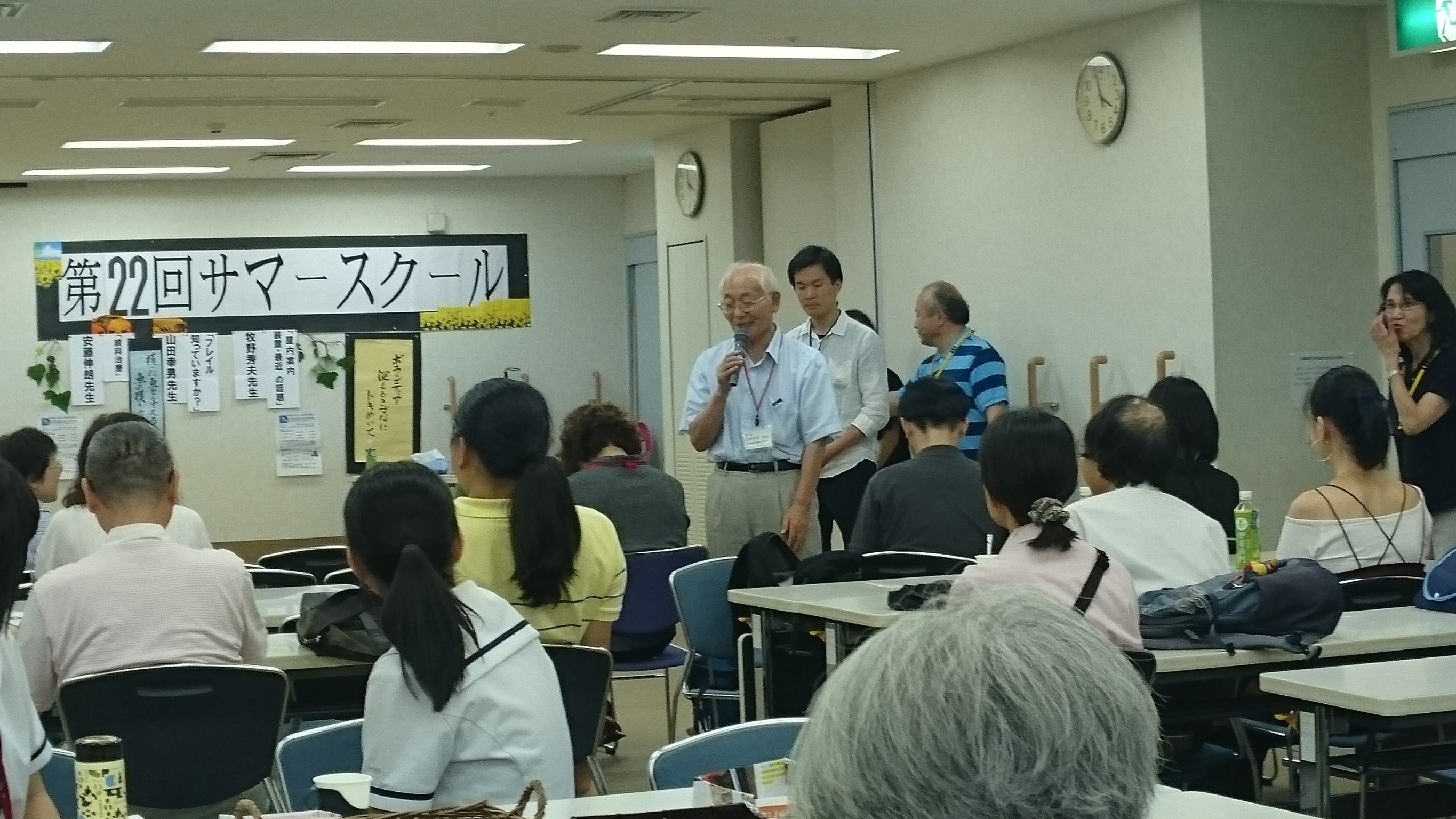 山田先生が参加者の前でお話している写真